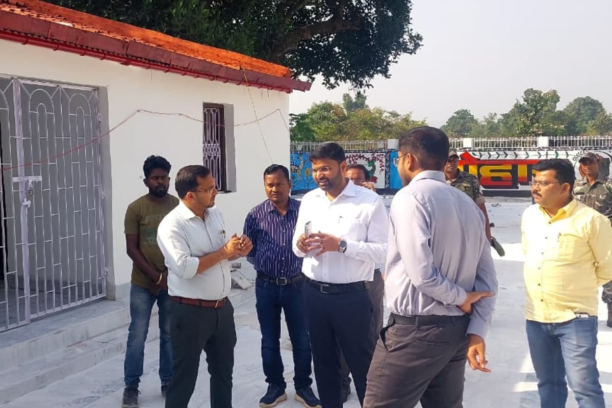 झारखंड:पीएम नरेंद्र मोदी के खूंटी दौरे को लेकर डीसी ने बिरसा मुंडा के गांव उलिहातू में तैयारियों का लिया जायजा