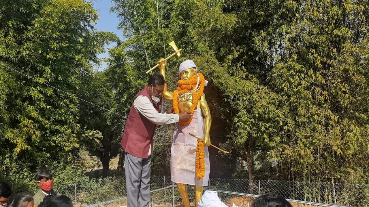 Jharkhand News: गया मुंडा के शहादत दिवस पर विधायक नीलकंठ सिंह मुंडा ने दी श्रद्धांजलि, कही ये बात