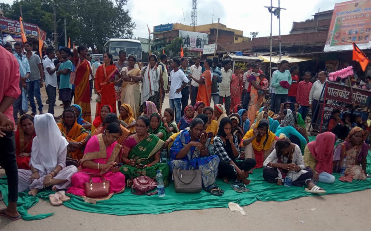 Jharkhand News: गुमला में नाबालिग के साथ एक युवक ने किया दुष्कर्म, आक्रोशित ग्रामीणों ने किया सड़क जाम