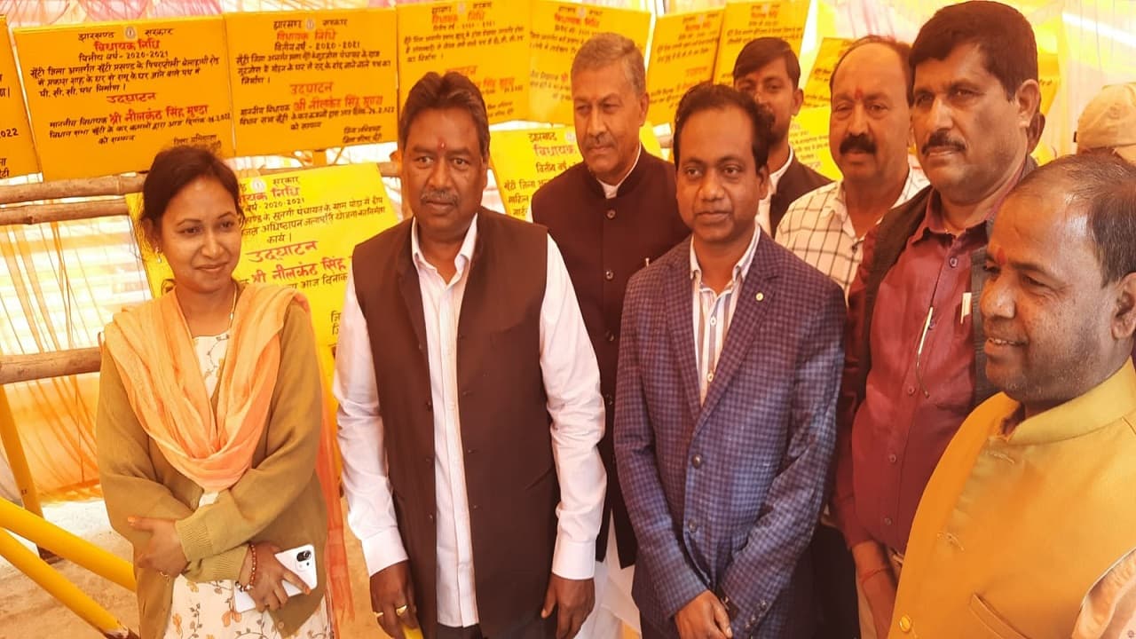 Jharkhand News: अधिकारियों से बोले बीजेपी विधायक नीलकंठ सिंह मुंडा, अधूरी योजनाओं को समय से करें पूरा