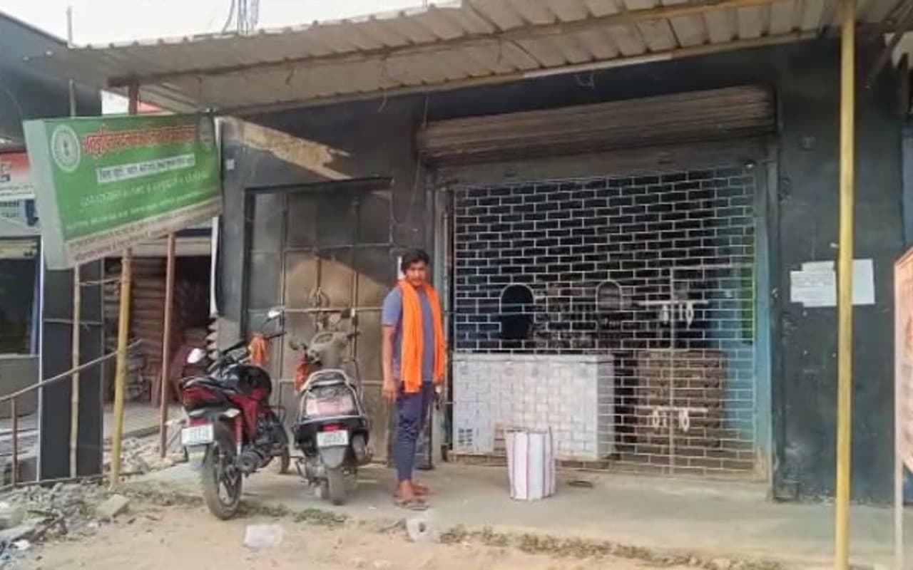 झारखंड : खूंटी शहर की एक शराब दुकान में लाखों रुपये के गबन का आरोप, उत्पाद निरीक्षक ने की जांच