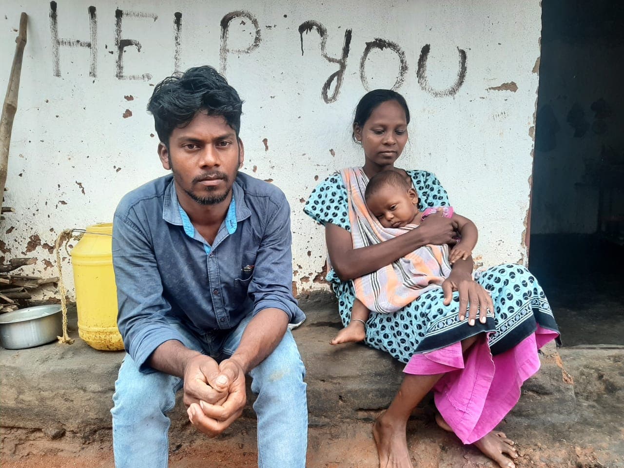 लिव इन रिलेशन में रह रहे जोड़े का गांव की सभा ने क्यों किया सामाजिक बहिष्कार, जानिए किन हालात में रहने को हैं मजबूर