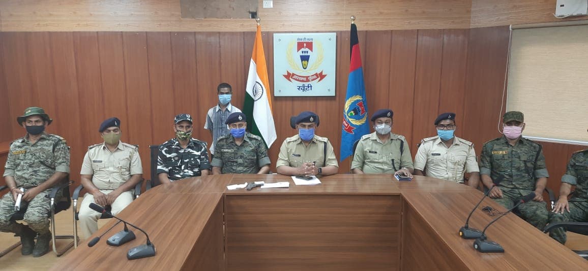 Jharkhand Naxal News : PLFI का एरिया कमांडर सनिका ओड़ेया हथियार के साथ गिरफ्तार, खूंटी पुलिस ने 2 लाख के इनामी नक्सली को जंगल से ऐसे दबोचा