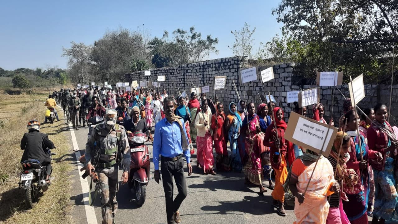 पेड़ काटने का मामला फिर पकड़ा तूल, खूंटी के टोडंकेल गांव के सैकड़ों ग्रामीणों ने डीसी को सौंपा ज्ञापन