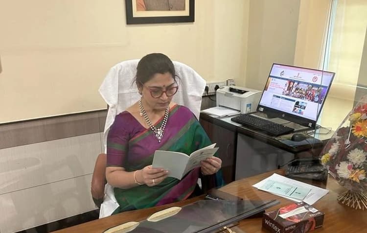 बाथरूम में छात्रा का वीडियो बनाने की घटना के विरोध में आयी बीजेपी, महिला आयोग की सदस्य खुशबू सुंदर करेंगी जांच