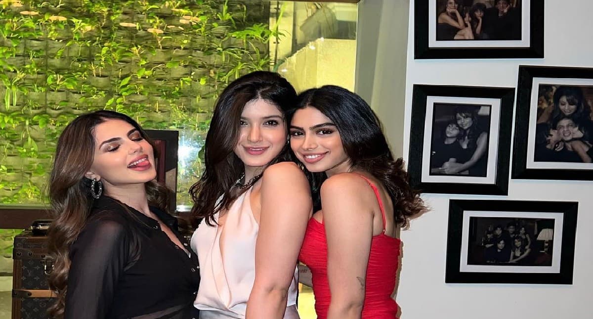 खुशी कपूर की इस फोटो में नजर आया शाहरुख खान का परिवार, सुहाना खान ने फिर ऐसे किया रिएक्ट