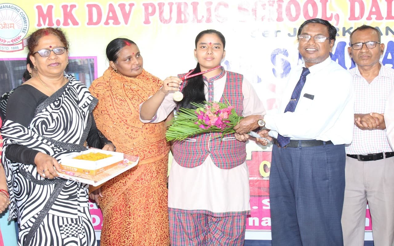 झारखंड: पलामू की बेटी खुशी को मिली ढाई लाख रुपये की छात्रवृत्ति, 12वीं की छात्रा को किया गया सम्मानित