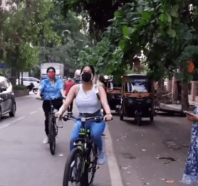 जाह्नवी कपूर जब साइकिल चला रहीं थीं, सामने आ गए फोटोग्राफर.... actress ने फौरन दे दी चेतावनी