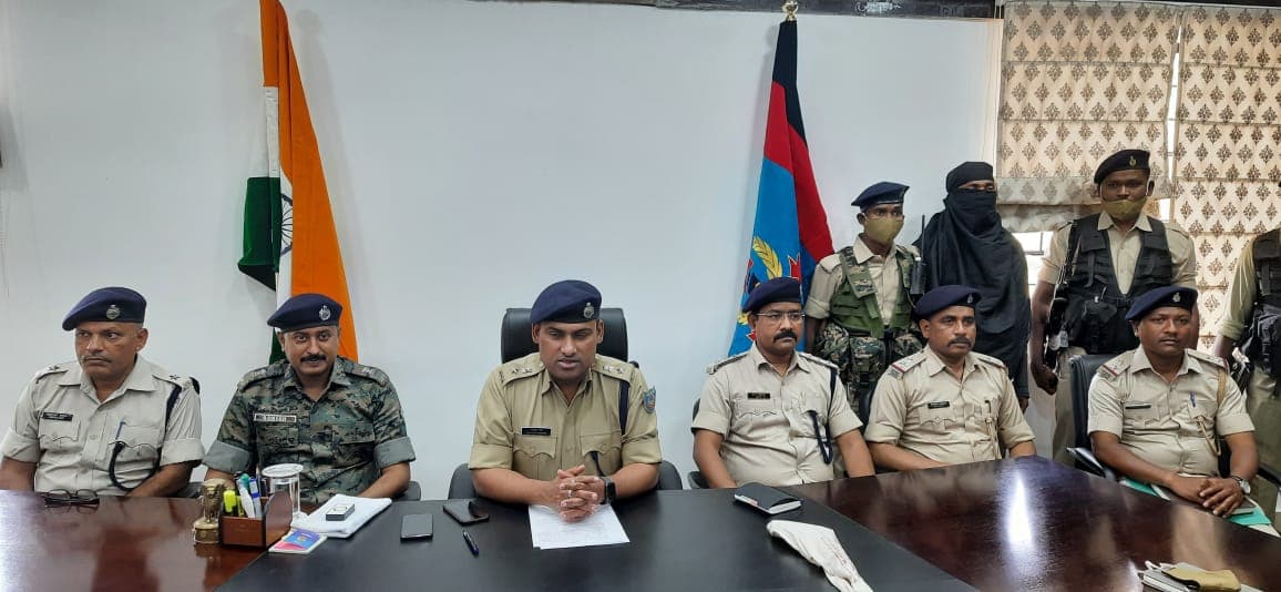 Jharkhand Naxal News : झारखंड के खूंटी से दो लाख का इनामी नक्सली हथियार के साथ गिरफ्तार, पीएलएफआई के एरिया कमांडर सामुएल कंडुलना को पुलिस ने दबोचा