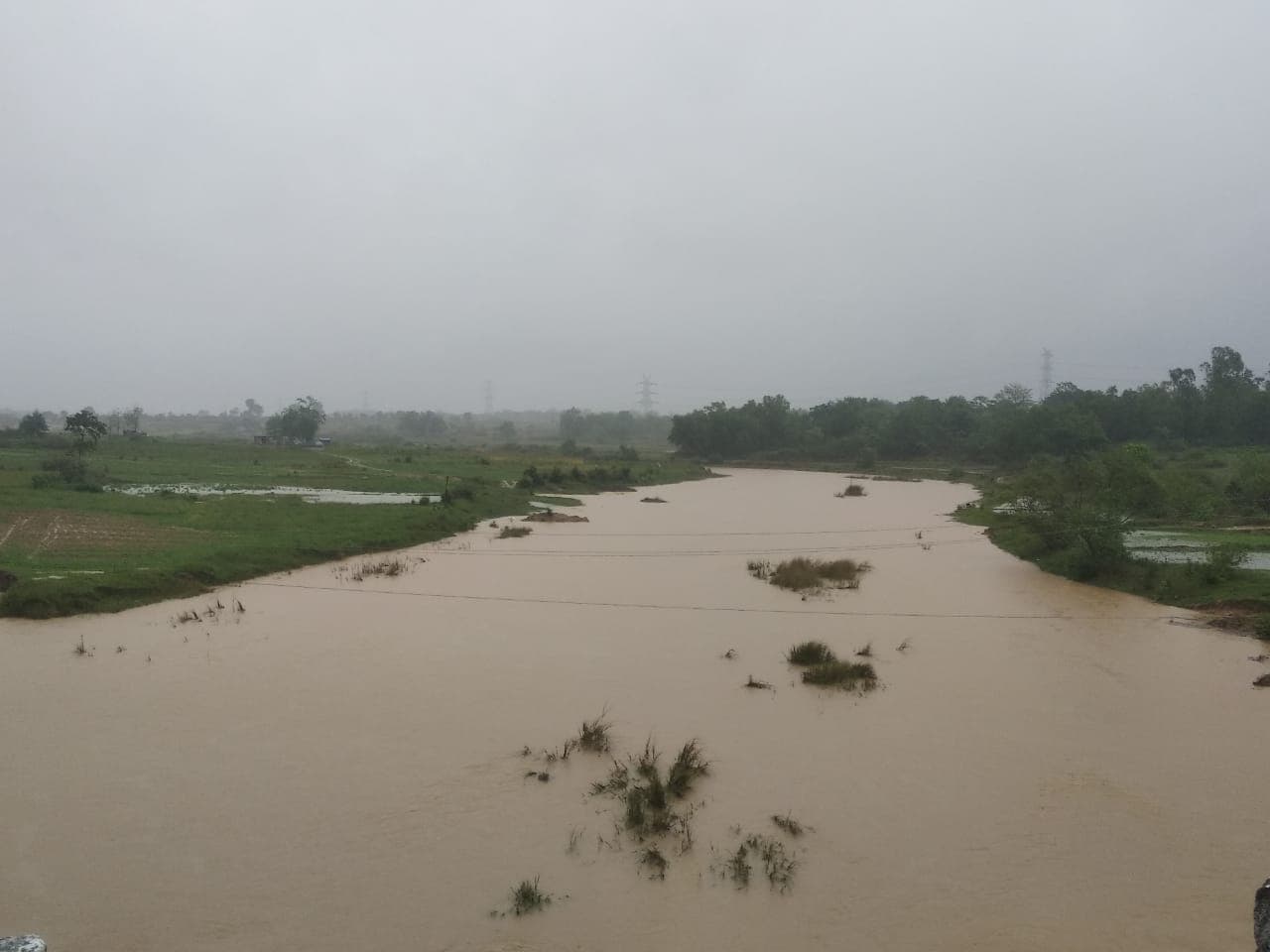 नेपाल में भारी बारिश के कारण बागमती नदी का बढ़ा जलस्तर, मुजफ्फरपुर के औराई में डूबा चचरी पुल