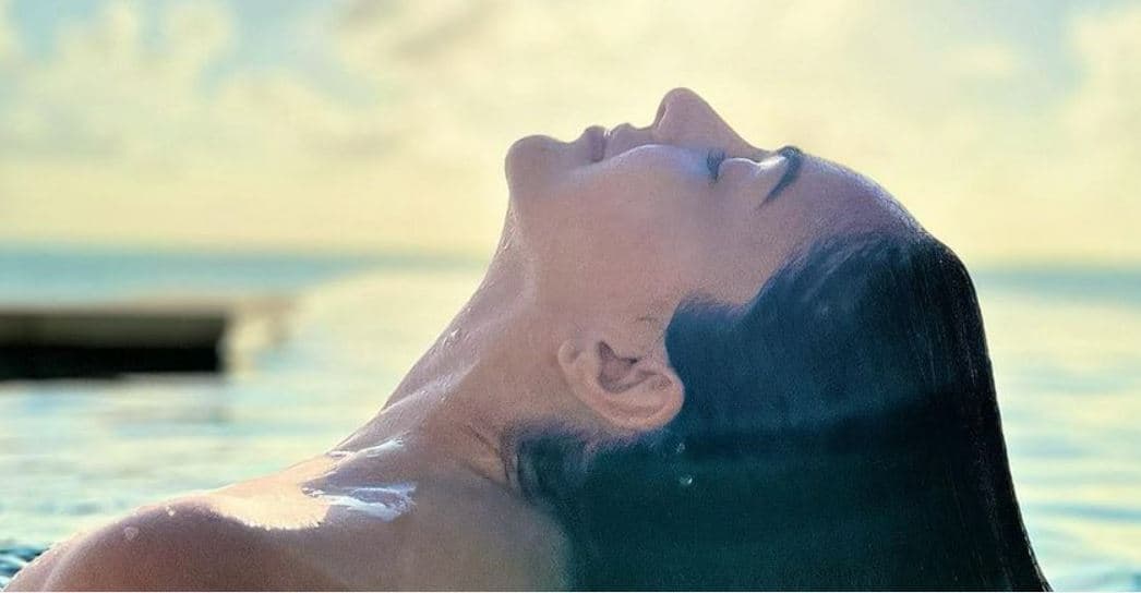 कियारा आडवाणी ने पूल में दिये दिलकश पोज, सोशल मीडिया पर वायरल हो रही इन तसवीरों पर दिल हार बैठे फैंस