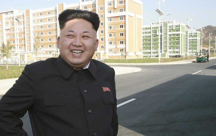 मौत की अफवाहों के बीच सामने आए किम जोंग उन, उ.कोरिया ने जारी की तस्वीरें