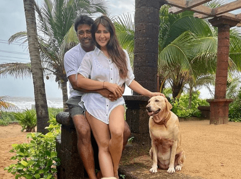 Leander Paes Birthday: किम शर्मा ने लिएंडर पेस को किया KISS, खास अंदाज में किया बर्थडे विश, PHOTOS