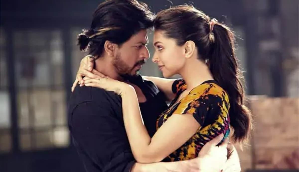 Pathaan के सेट से लीक हुईं शाहरुख खान और दीपिका पादुकोण की तसवीरें,बालकनी में बेहद ग्लैमरस दिखीं एक्ट्रेस