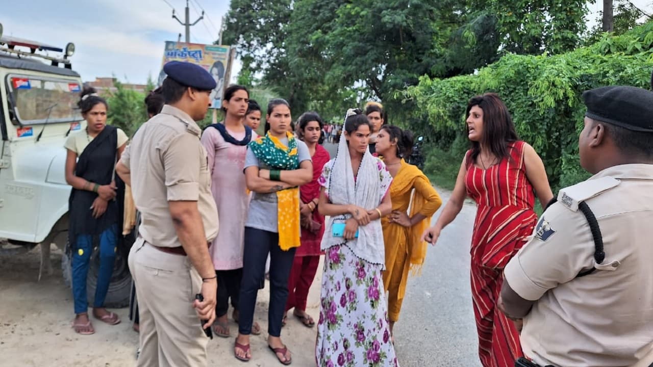 Bihar News: पश्चिम चंपारण में किन्नरों के दो गुटों में विवाद, थाने पहुंचकर किया हंगामा, जानें पूरा मामला