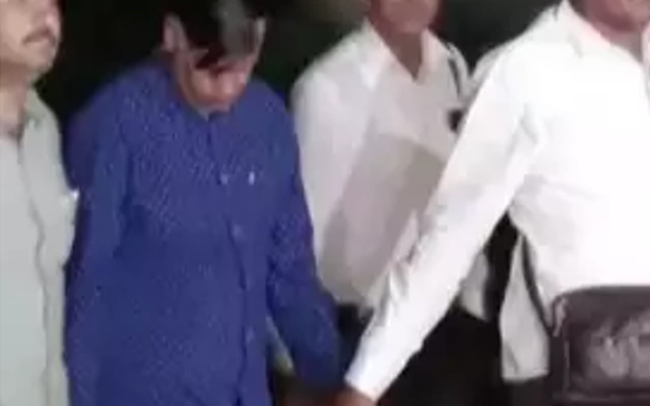 ठग किरण पटेल को लेकर अहमदाबाद पहुंची पुलिस, खुद को बताता था पीएमओ का अधिकारी