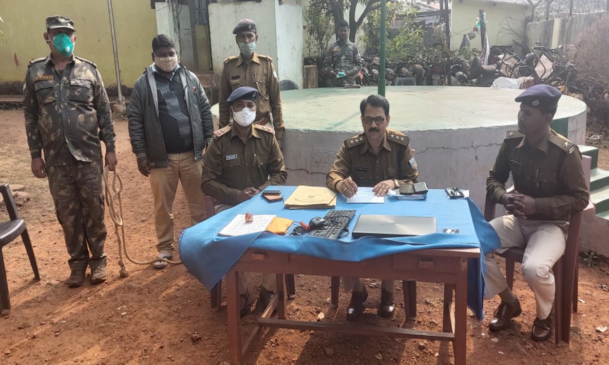 किरीबुरु में SBI के 8 ग्राहकों से लाखों रुपये का फर्जीवाड़ा, जानें मास्टरमाइंड की कैसे हुई गिरफ्तारी