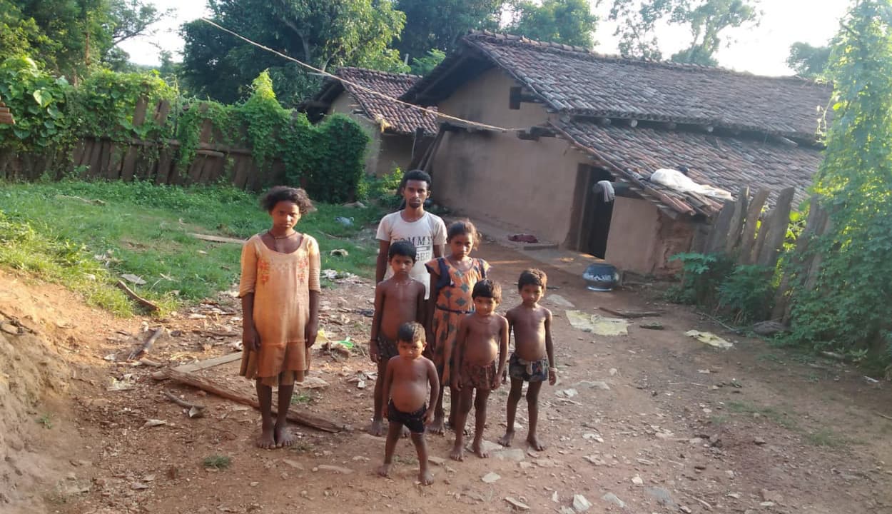 पश्चिमी सिंहभूम के किरीबुरू में पति की मौत के बाद 13 बच्चों की मां ने रचाई दूसरी शादी, बच्चों को छोड़ा अनाथ