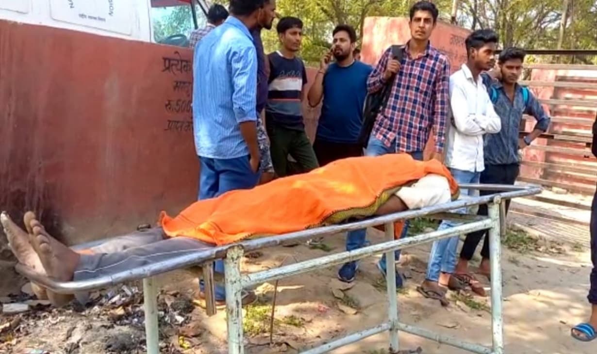 Aligarh: बेमौसम बारिश से बर्बाद हुई फसल, किसान को लगा सदमा हुआ बेहोश, अस्पताल ले जाने पर मौत