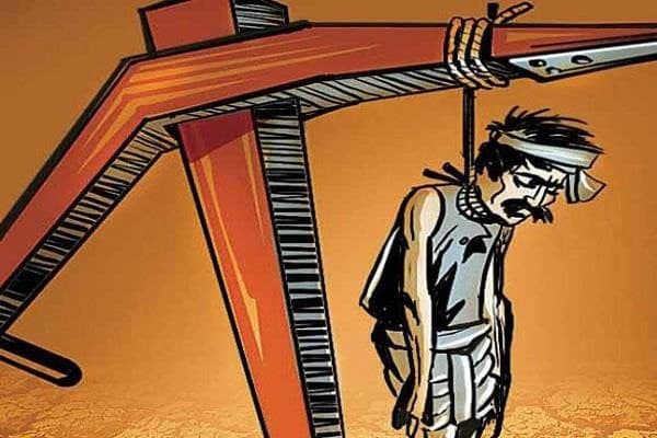 यूपी में कर्ज तले दबे किसान ने बैंक के सामने की आत्महत्या, जेब में मिला सुसाइड नोट