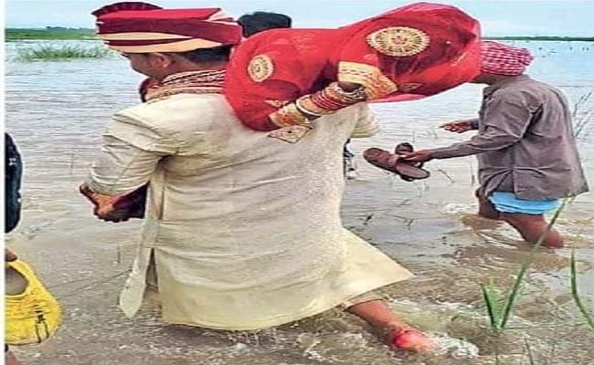 Flood Impact: दूल्हा के कंधे पर दूल्हन, नदी की तेज धार में बारात, बिहार में शादी के बाद विदाई का दिखा अनोखा नजारा