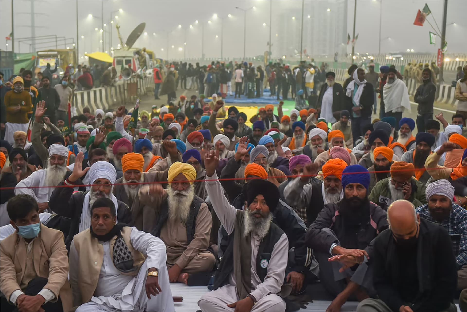 Farmers Protest: सिंघु बॉर्डर के पास लगी बैरिकेडिंग को तोड़ने की कोशिश, पुलिस ने किया लाठीचार्ज