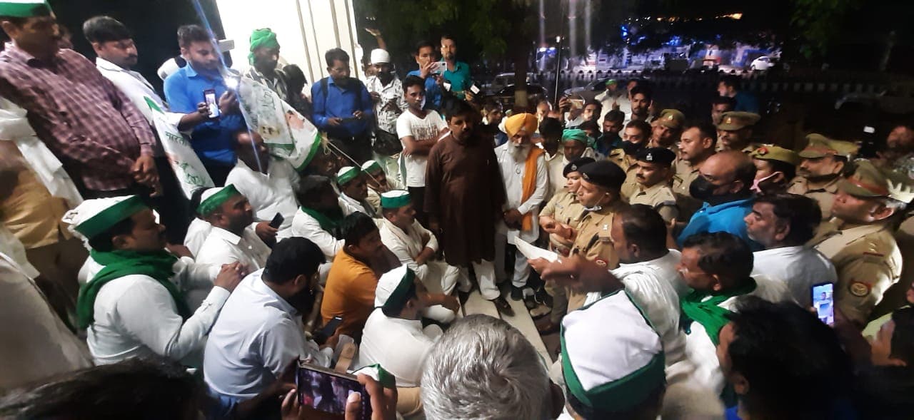 चुनावी साल में लखनऊ में किसानों का हल्लाबोल, हजरतगंज में गांधी प्रतिमा के पास विरोध-प्रदर्शन जारी
