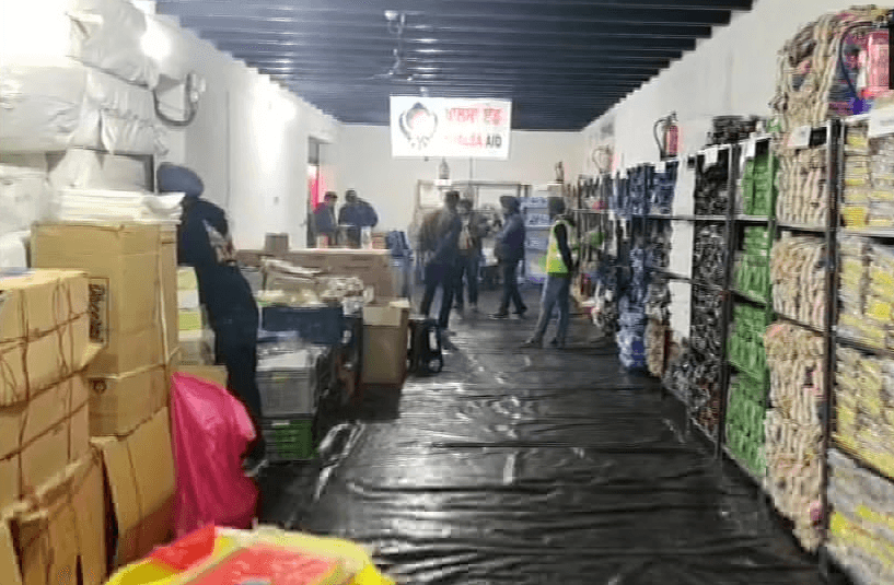 Kisan Andolan News: टिकरी बॉर्डर पर खुला किसान मॉल, टूथब्रश से लेकर हीटिंग पैड तक मुफ्त में मिल रहा जरूरत का सारा सामान