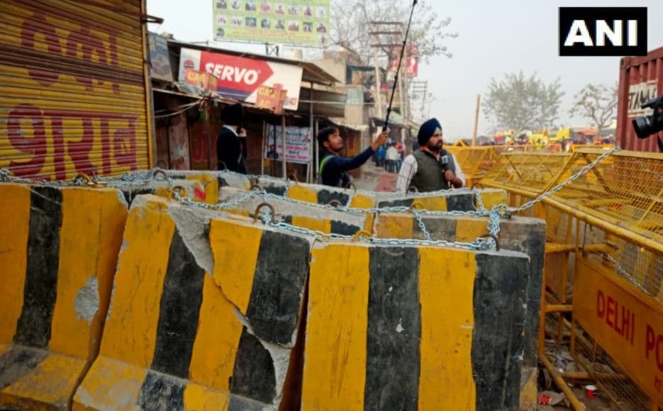 …ताकि दिल्ली में न घुसने पाएं किसान, 5 लेयर में 1.5 किमी की बैरिकेडिंग की दिल्ली पुलिस ने
