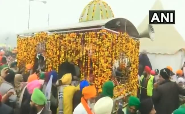 Farmers Protest Enters Day 37 : नये साल के पहले दिन भी सिंघू बॉर्डर पर डटे हैं किसान, 'नगर कीर्तन' के साथ बढ़ाया अपनों का हौसला