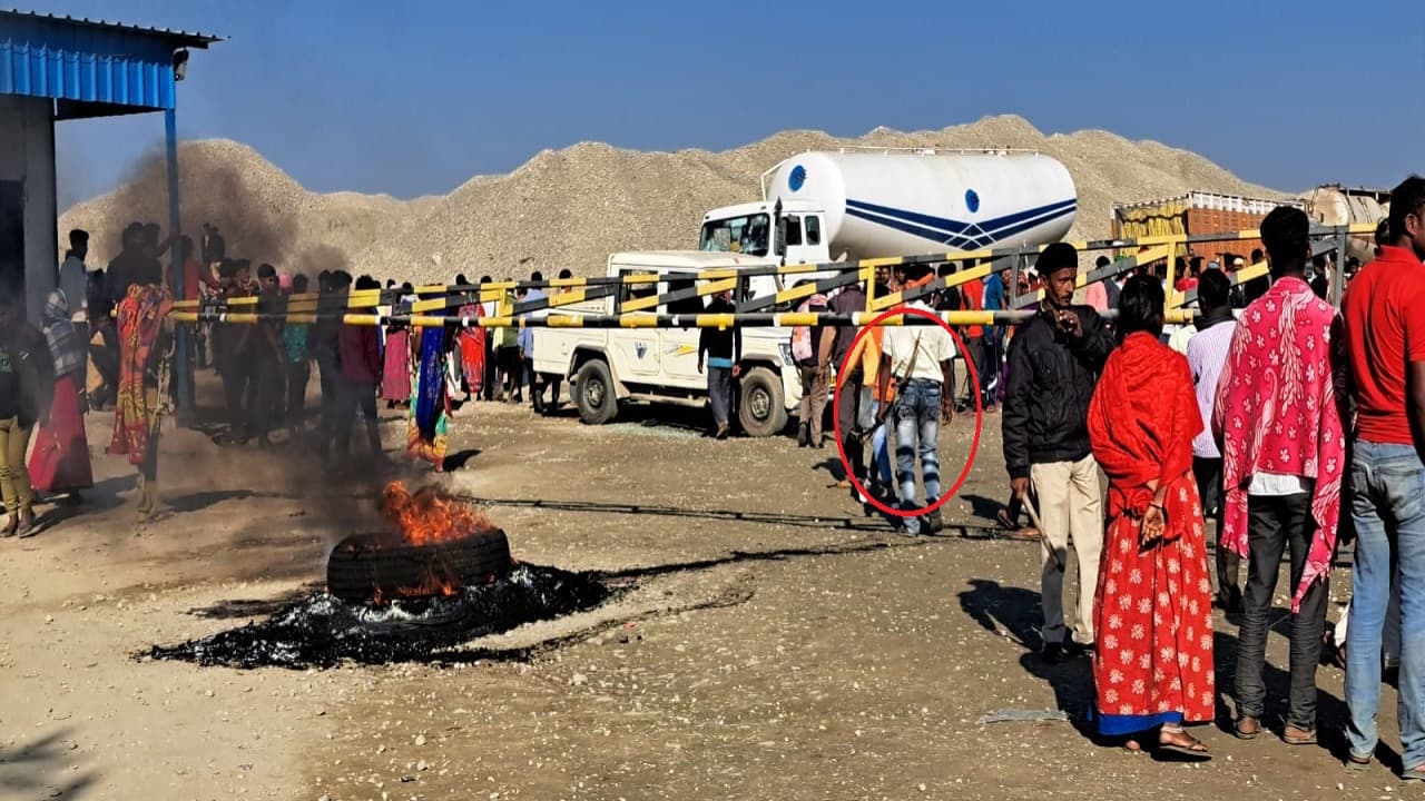 Bihar: किशनगंज में धनुष-बाण लेकर सड़क पर उतरे उग्र आदिवासी, रोलर से कुचलकर मजदूर की मौत के बाद काटा बवाल