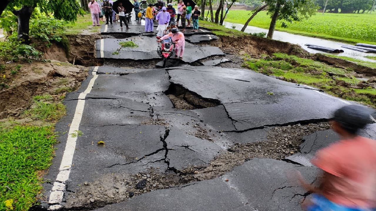 Bihar: किशनगंज में जमीन धंसने से बिस्किट की तरह टूटी सड़क, गैस पाइपलाइन के लिए की गयी खुदाई से आयी आफत