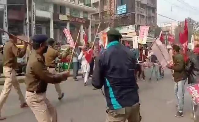 Kisan Andolan Video: पटना की सड़कों पर कृषि कानून  के विरोध में उतरे किसानों पर बरसी बिहार पुलिस की लाठियां, देखें वीडियो...