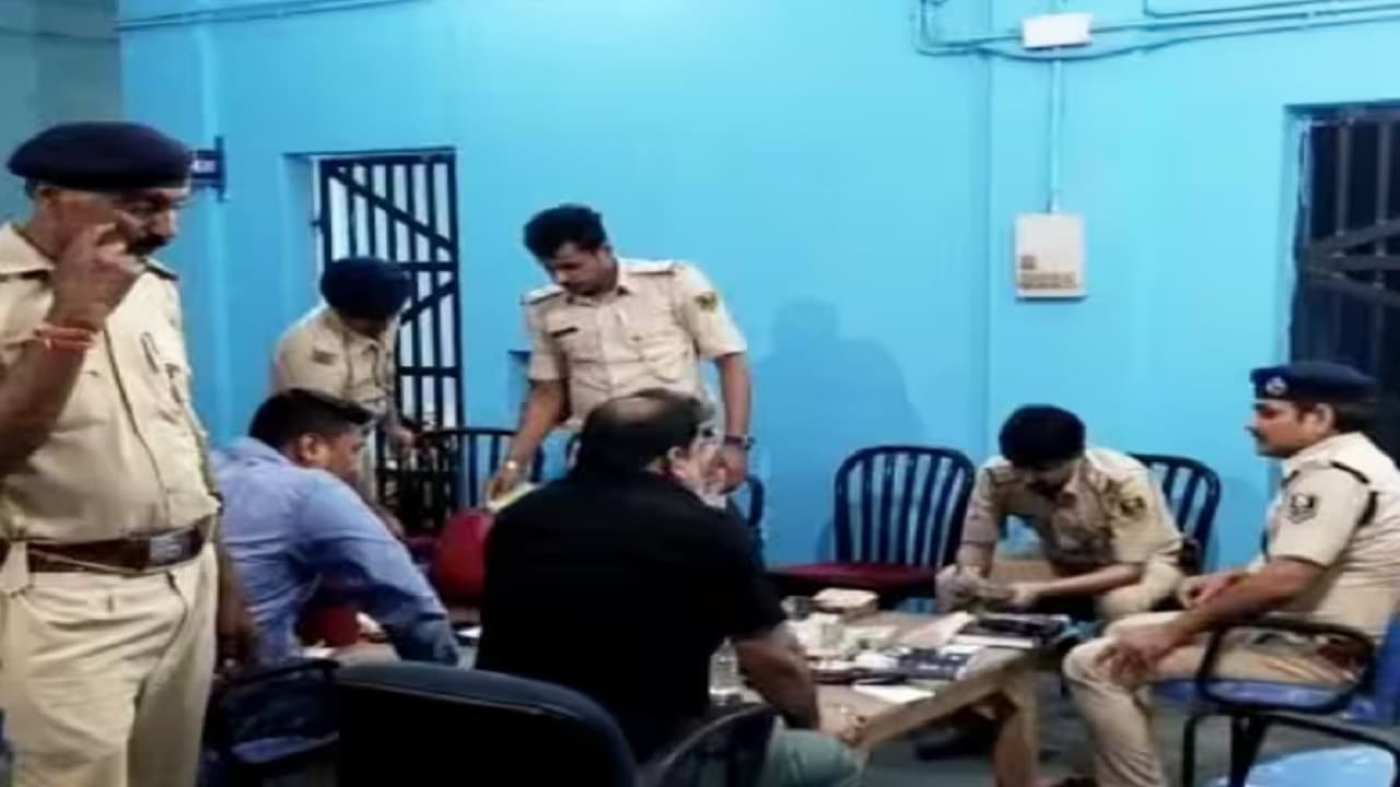 बिहार: किशनगंज में मिली UAE की करेंसी, 37 लाख कैश और शराब के साथ 6 गिरफ्तार, जानें क्या था प्लान