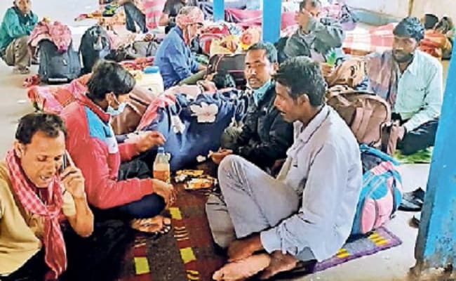 लॉक डाउन: दिल्ली-कोलकाता से आये यात्री शहर में फंसे, छोटे-छोटे बच्चे हो रहे परेशान