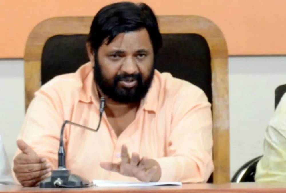 केंद्रीय मंत्री कौशल किशोर बोले- अखिलेश ने कब्रिस्तानों की बाउंड्री बनवाकर मृत लोगों को पहुंचाया फायदा