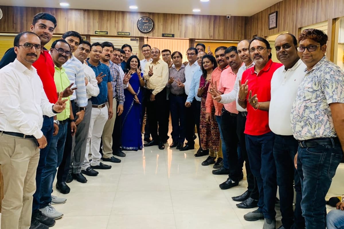 झारखंड चैंबर ऑफ कॉमर्स चुनाव: 24 उम्मीदवारों के साथ किशोर मंत्री ने रांची के चैंबर भवन में किया नामांकन दाखिल