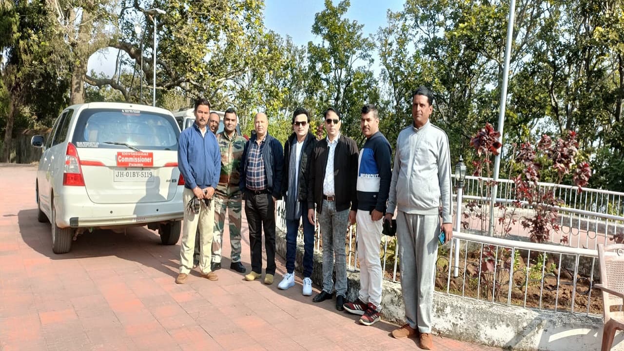 Jharkhand News: बॉलीवुड एक्टर किशु राहुल व पलामू के आयुक्त शूटिंग लोकेशन देखने पहुंचे नेतरहाट, कही ये बात Jharkhand News: बॉलीवुड एक्टर किशु राहुल व पलामू के आयुक्त शूटिंग लोकेशन देखने पहुंचे नेतरहाट, कही ये बात