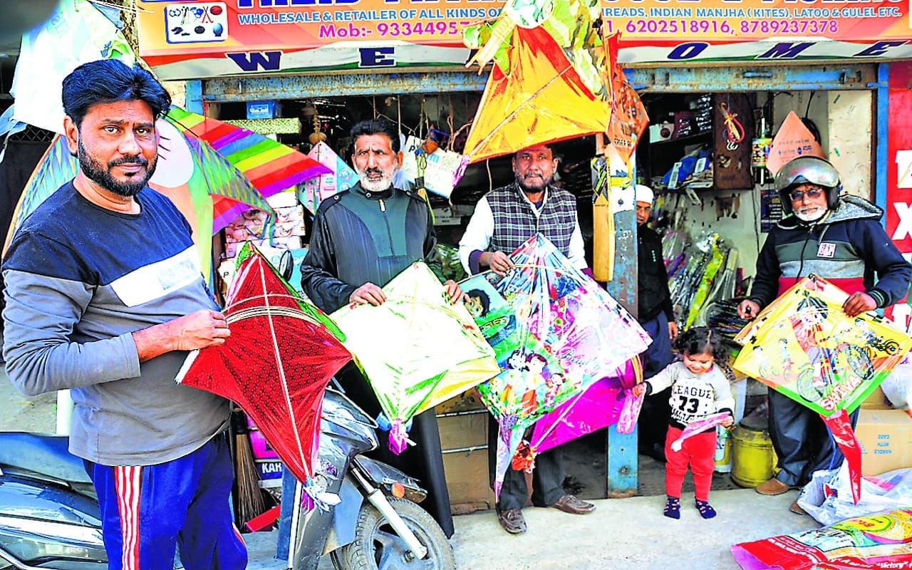 Makar Sankranti 2023: रांची के पतंगों का बाजार हुआ गुलजार, कोरिया की पैराशूट पतंग का दिख रहा क्रेज