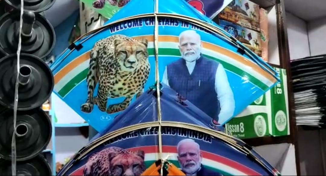 आगरा में मकर संक्रांति पर PM मोदी और चीते की पतंग का जलवा, कोरोना के बाद व्यापारियों को बड़े मुनाफे की उम्मीद