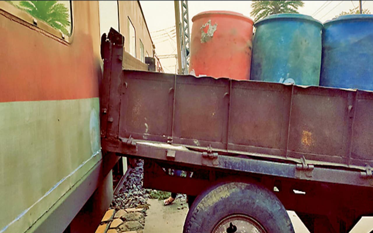 नई दिल्ली-भुवनेश्वर राजधानी एक्सप्रेस झारखंड में ट्रैक्टर से टकराई, चालक ने ऐसे बचायी सैकड़ों लोगों की जान