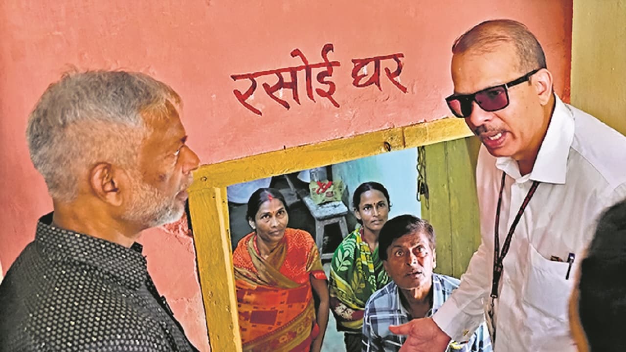 PHOTOS: स्कूल में मिथिला पाग पहने KK Pathak का ये अंदाज देखिए, कभी गरम तो कभी ठहाके, सेल्फी भी खूब लिए गए..