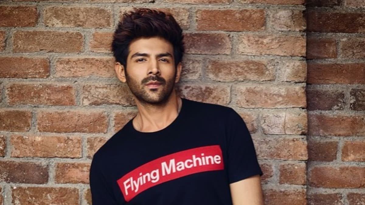 Kartik Aaryan को पसंद नहीं आया खाना, तो बहन को फेंका बालकनी से बाहर, देखें VIDEO Kartik Aaryan को पसंद नहीं आया खाना, तो बहन को फेंका बालकनी से बाहर, देखें VIDEO
