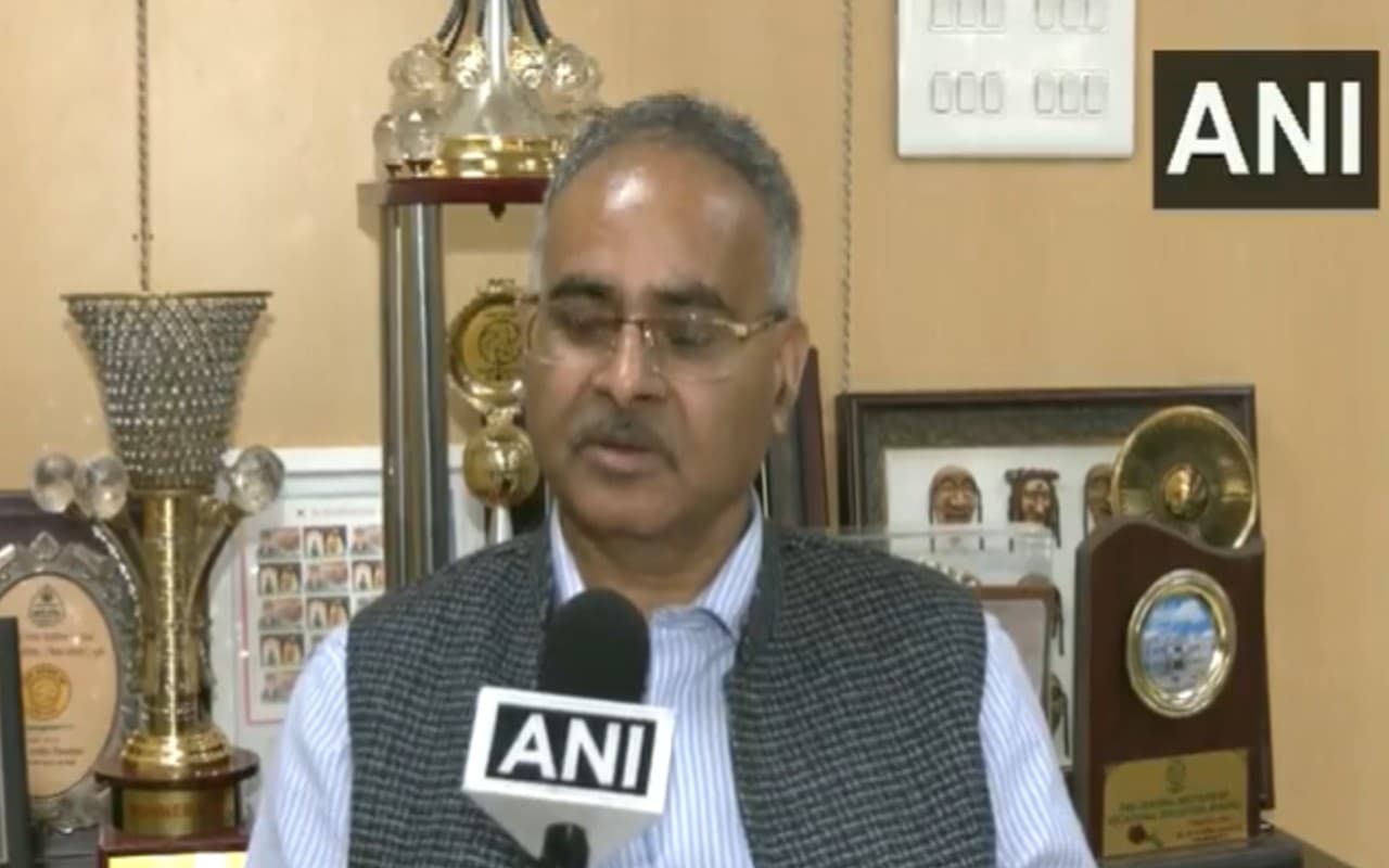 NCERT की किताब से महात्मा गांधी, गोडसे और RSS के अंश गायब? विपक्ष ने इतिहास के साथ छेड़छाड़ का लगाया आरोप