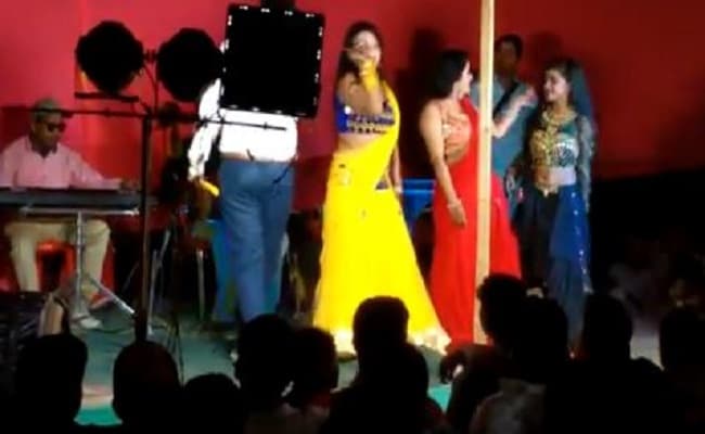 महाशिवरात्रि पर हाजीपुर में डीजे पर रोक, पर पुलिस लाइन में चल रहा था बार बालाओं का डांस, मामला गरमाया