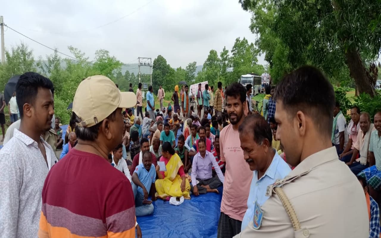 पश्चिमी सिंहभूम में अप्रोच रोड की मांग को लेकर ग्रामीणों ने सड़क पर ही लगाई चौपाल