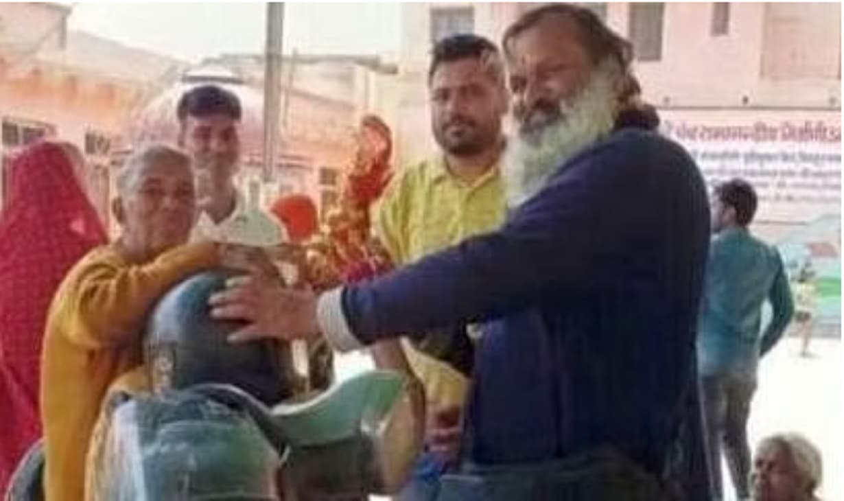 नौकरी छोड़ मां की सेवा में लगा बेटा, स्कूटर से अब तक 50 हजार किलोमीटर से अधिक की यात्रा