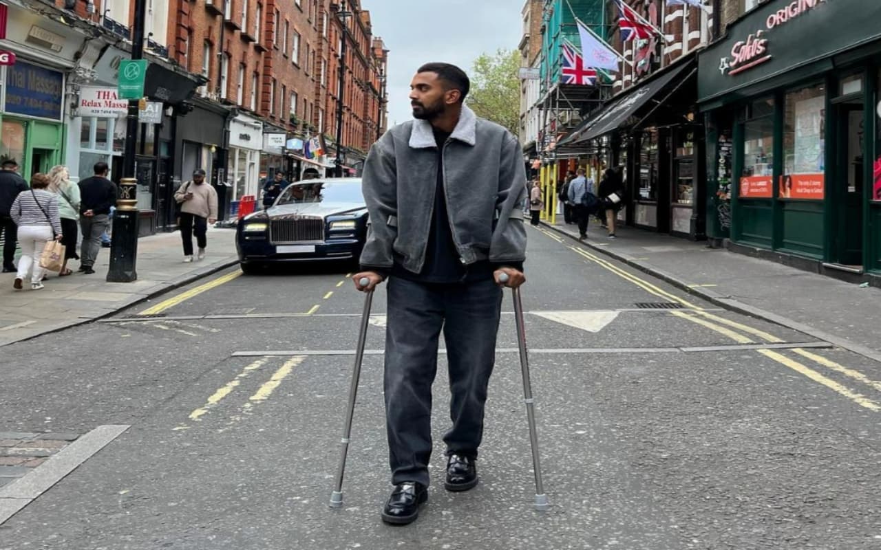 KL Rahul Injury: सर्जरी के बाद बैसाखी के सहारे चलते नजर आए केएल राहुल, देखें तस्वीरें