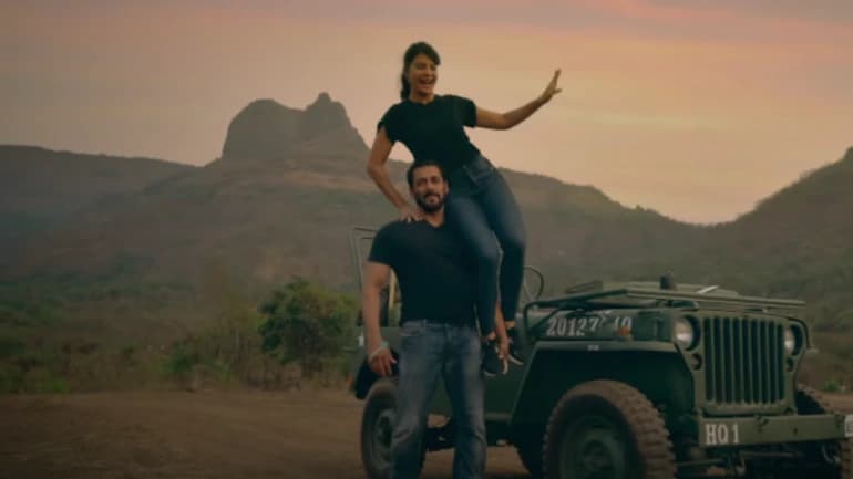 Tere Bina Teaser: सलमान के ‘तेरे बिना’ गाने का टीजर रिलीज, वीडियो में जैकलीन संग रोमांटिक हुए Salman Tere Bina Teaser: सलमान के ‘तेरे बिना’ गाने का टीजर रिलीज, वीडियो में जैकलीन संग रोमांटिक हुए Salman