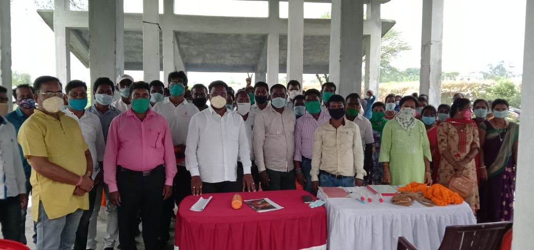बैठक में भाजपा समेत विभिन्न दलों से जुड़े कार्यकर्ताओं ने थामा झामुमो का दामन